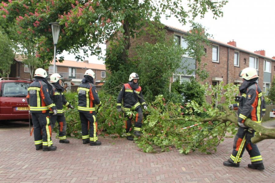 Tak van boom gewaaid Gouderegenstraat Noordwijk